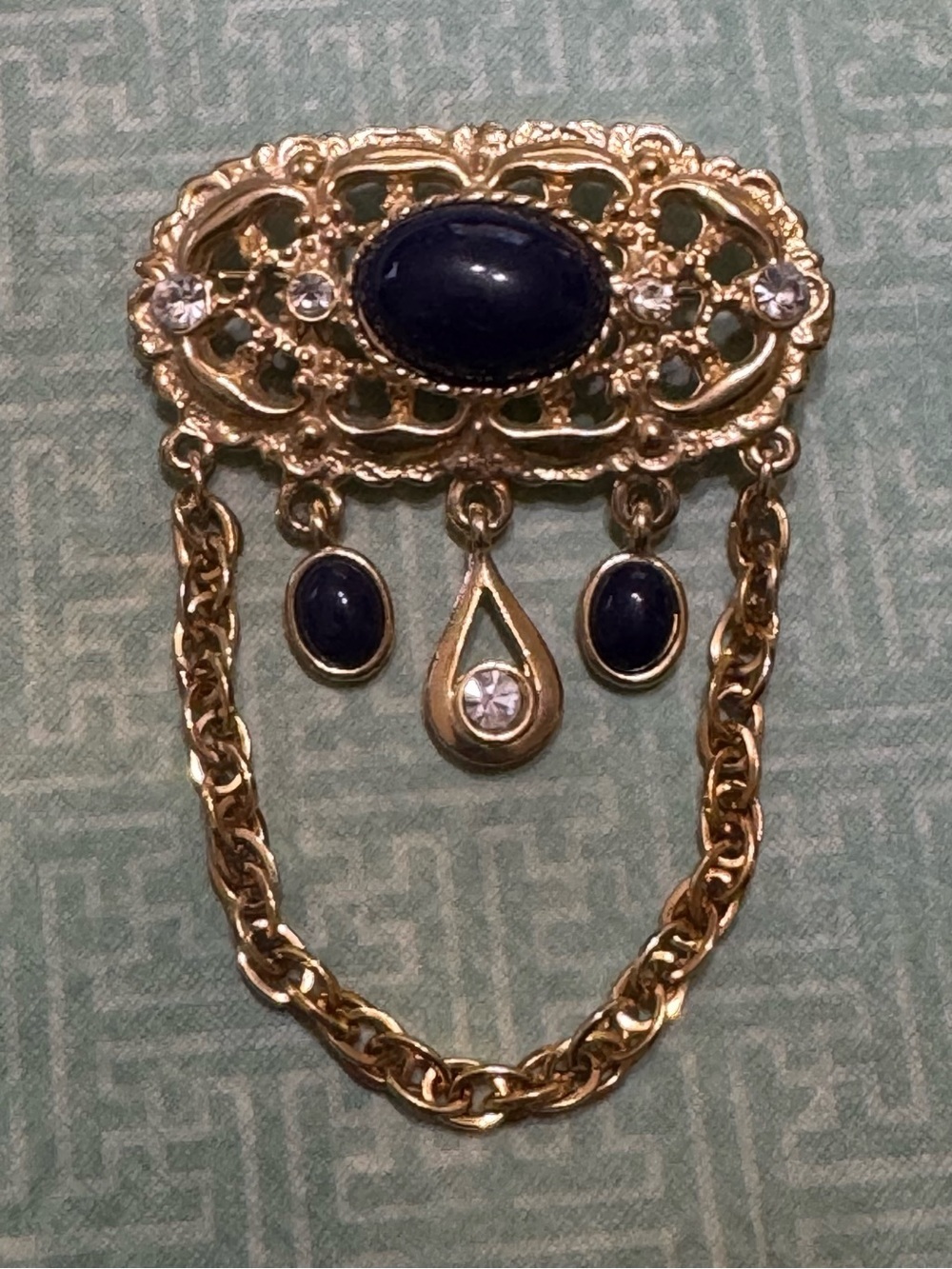 RETRO GOLD TONE BROOCH WITH CABOCHONS AND CHAIN